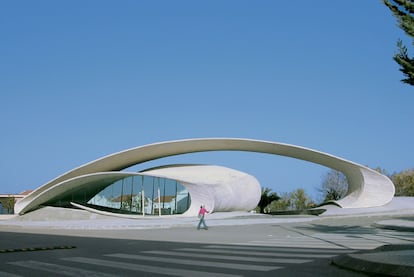 Dos bucles de hormigón resuelven la marquesina y zona de espera de viajeros de la estación de autobuses de Casar de Cáceres, obra del arquitecto Justo García (<a href="http://www.justogarcia.com" rel="nofollow" target="_blank">www.justogarcia.com</a>).