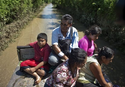 Una familia es evacuada en el techo de un camión en el área de Acapulco, en el Estado de Guerrero, México.