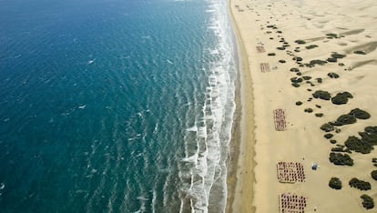 Es la comidilla del verano. El aislamiento forzoso impuesto por la pandemia, ya sin la erosión que infligía el trasiego de miles de turistas, ha afinado las dunas de Maspalomas hasta dotarlas de unas estilizadas ondulaciones como no se habían visto en décadas. ¿Habrá que prohibir pisar estos cuatro kilómetros cuadrados de puro Sáhara rodeados de mar y hoteles? (Una policía específica está empezando a hacerlo). Ahora más que nunca se impone fotografiarlas por la tarde desde el Mirador de las Dunas. Del resto de esta reserva natural especial —¡la imagen playera icónica de Canarias!— cabe resaltar La Charca, laguna de acentuada biodiversidad que ocupa la desembocadura del barranco de Fataga, y el palmeral, con el parque Tony Gallardo que reabre el 7 de julio (<a href="https://parquetonygallardo.com/" target="_blank">parquetonygallardo.com</a>). Los 5,8 kilómetros de playa tienen como particularidad disponer de zonas nudistas, tanto para público heterosexual como homosexual, lo que ha granjeado fama a Maspalomas en toda Europa como playa 'open mind'. Descartar bañarse en La Puntilla por el peligro de corrientes.