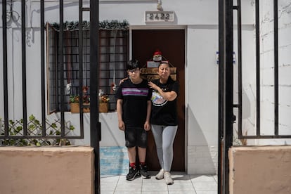 Luz Ramírez, presidenta de Mamitas del Plomo, posa junto a su hijo Mauricio, de 13 años, en la puerta de su casa. Ramírez tiene una hija mayor, de 23 años. Todos en su familia son beneficiarios de la Ley de Polimetales.