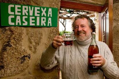 David Middleton, en el chiringuito donde fabrica su cerveza, en Abelendo, en el municipio de Moaña.