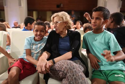 La alcaldesa, Manuela Carmena, recibe a 60 niños saharauis en el salón de actos del Ayuntamiento de Madrid.