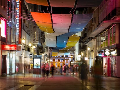 Vista general de la calle Preciados de Madrid y sus comercios, la noche del miércoles.