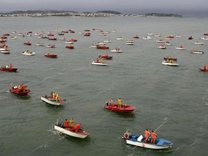 Mariscadores faenan en aguas de A Illa de Arousa