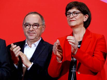 Los candidatos Saskia Esken y Norbert Walter-Borjans, esta tarde en Berlín.