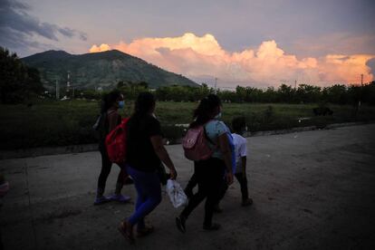 Personas abandonan sus hogares después de un deslizamiento de tierra en Nejapa, El Salvador, 30 de octubre de 2020. 