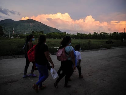 Personas abandonan sus hogares después de un deslizamiento de tierra en Nejapa, El Salvador, 30 de octubre de 2020.
