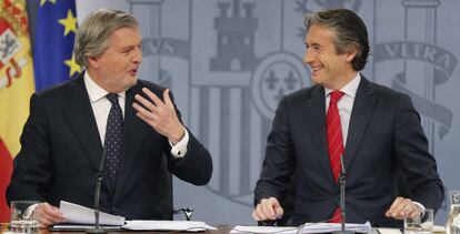El ministro de Fomento, Iñigo de la Serna (d), y el ministro portavoz del Gobierno, Íñigo Méndez de Vigo (i), durante la rueda de prensa tras la reunión del Consejo de Ministros celebrada hoy en la Moncloa.