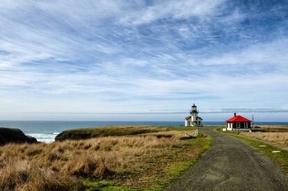 El faro de Point Cabrillo, en Mendocino, frente al Pacífico, pertenece al parque histórico del Estado de California y data de 1909.