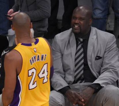 Kobe Bryant habla con Shaquille O'Neal.