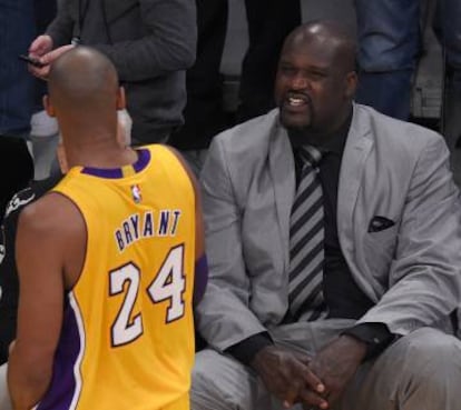 Kobe Bryant habla con Shaquille O'Neal.