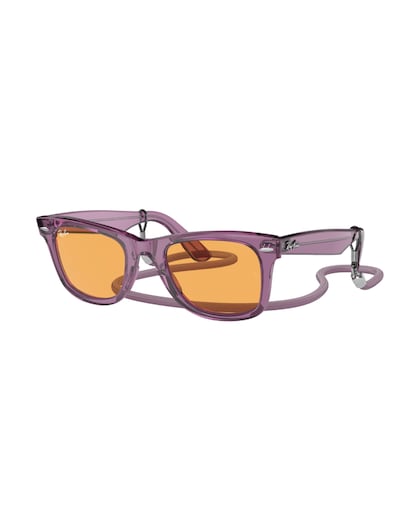 Rayban. Desde su creación en 1952 las Wayfarer no han dejado de reinventarse. Este verano vuelven a sorprendernos con coloridos diseños en contraste, como este modelo que mezcla una montura transparente en acetato magenta con cristales naranjas. 155 euros.