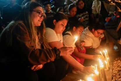 Seguidoras de Liam Payne y de One Direction encienden velas en recuerdo del artista a las puertas del hotel de Buenos Aires en el que falleció, el miércoles 16 de octubre.