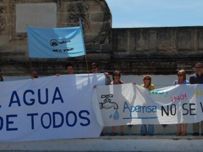 Miembros de la plataforma contra la privatizaci&oacute;n del agua de El Puerto, durante un protesta.