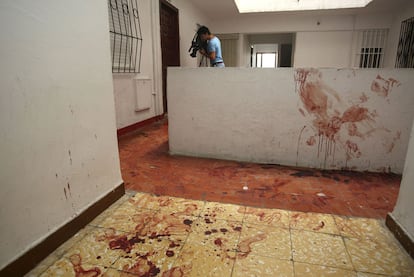 Interior de la vivienda de la calle de Lopán, de Almería, donde se produjo el homicidio. Las paredes y el suelo quedaron manchados con la sangre de la víctima.