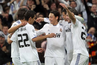 Özil recibe las felicitaciones de sus compañeros tras marcar el segundo tanto.