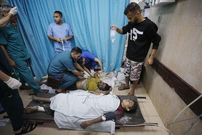 Dos médicos examinan a los heridos de los ataques israelíes en el hospital Al Aqsa de la Franja, este lunes.
