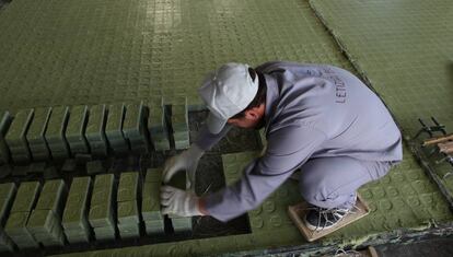 Uno de los trabajadores en la planta de Gaziantep.