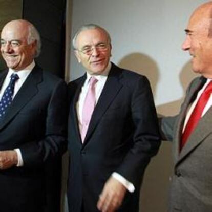 Francisco González (presidente dl BBVA), Isidro Fainé (La Caixa) y Emilio Botín (Santander), en un acto del Consejo Empresarial para la Competitividad en 2011.