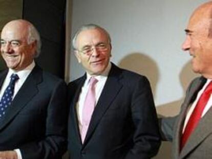 Francisco González (presidente dl BBVA), Isidro Fainé (La Caixa) y Emilio Botín (Santander), en un acto del Consejo Empresarial para la Competitividad en 2011.