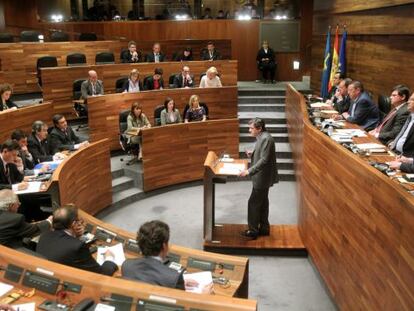  El candidato socialista a la Presidencia del Principado, Javier Fern&aacute;ndez, durante su discurso en la sesi&oacute;n de investidura del Parlamento asturiano.