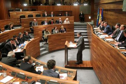  El candidato socialista a la Presidencia del Principado, Javier Fern&aacute;ndez, durante su discurso en la sesi&oacute;n de investidura del Parlamento asturiano.