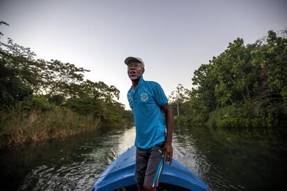 El guardián, buzo y "jardinero de corales" del 'White River Fish Sanctuary', Everton Simpson, se dirige al mar para patrullar contra la pesca ilegal, al amanecer en White River, donde trabaja desde hace dos años.