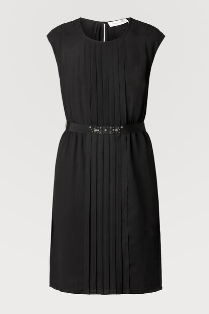 Por Laura Álvarez. La firma francesa Gerad Darel ha diseñado este vestido corto plisado con cinturón en pedrería dentro de su colección de verano 2012. (c.p.v.)