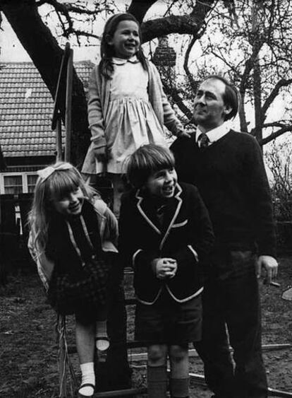 J. G. Ballard, en Shepperton con sus hijos Bea, Fay y Jim en 1965.
