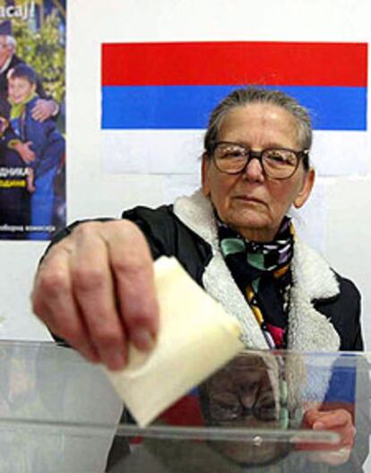 Una mujer vota en una urna instalada en la capital kosovar, Pristina.