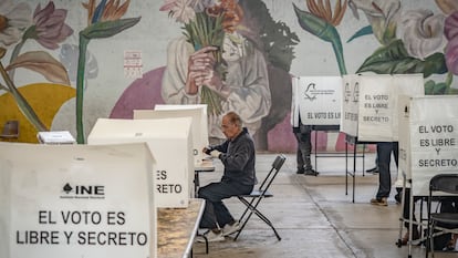 Una casilla electoral en la alcaldía Iztapalapa, en Ciudad de México.