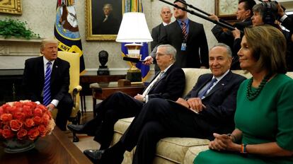 Trump, el mi&eacute;rcoles en el Despacho Oval, con el l&iacute;der republicano del Senado, Mitch McConnell, su hom&oacute;logo dem&oacute;crata Chuck Schumer y la jefa dem&oacute;crata de la C&aacute;mara de Representantes, Nancy Pelosi