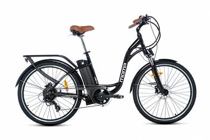 Quienes prefieran una opción eléctrica pueden echarle un ojo a este modelo de Moma con sistema de pedaleo asistido que alcanza los 25 km/hora y es de lo más ligera (20 kg). Todas las bicicletas de la marca se diseñan en Barcelona y se fabrican en España.