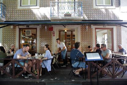 Terraza del restaurante P&atilde;o de Canela, en la plaza de las Flores (Lisboa).