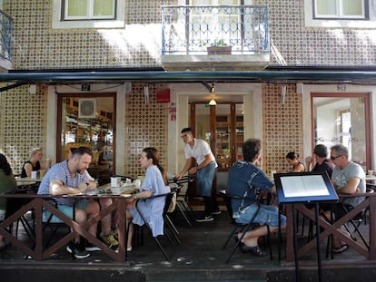 Terraza del restaurante P&atilde;o de Canela, en la plaza de las Flores (Lisboa).