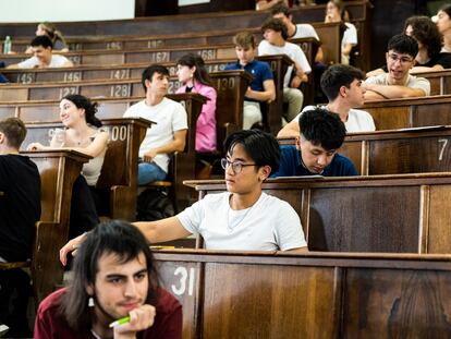 Alumnos en la facultad de Farmacia, en la Universidad Complutense de Madrid, el pasado junio.