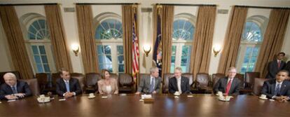 El presidente George Bush (centro) preside la reunión con miembros de los dos partidos en el Congreso, entre ellos Barack Obama (primero a la derecha) y John McCain (primero a la izquierda).