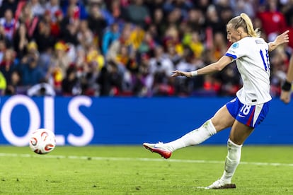 Chloe Kelly lanza el penalti de la selección inglesa.