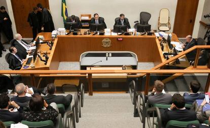 A 5ª Turma do STJ, durante a sessão que julgou o recurso da defesa de Lula, nesta terça-feira. 