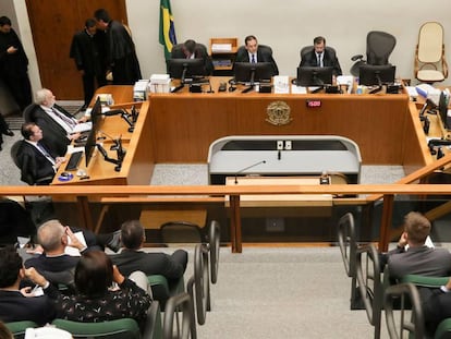 A 5ª Turma do STJ, durante a sessão que julgou o recurso da defesa de Lula, nesta terça-feira. 