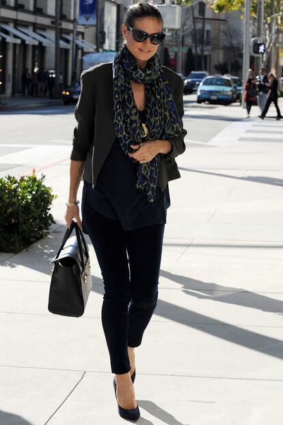 Heidi Klum con total look black y foulard estampado. Un estilo clásico con aires de los 90´s.