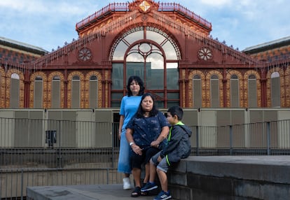 Violeta Cruz con sus hijos, Lucía y Lukas, posan en el Mercado de Sant Antoni de Barcelona.