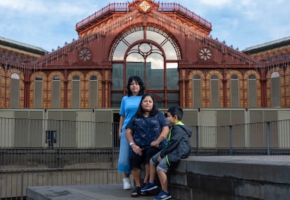 Violeta Cruz con sus hijos, Luca y Lukas, posan en el Mercado de Sant Antoni de Barcelona.