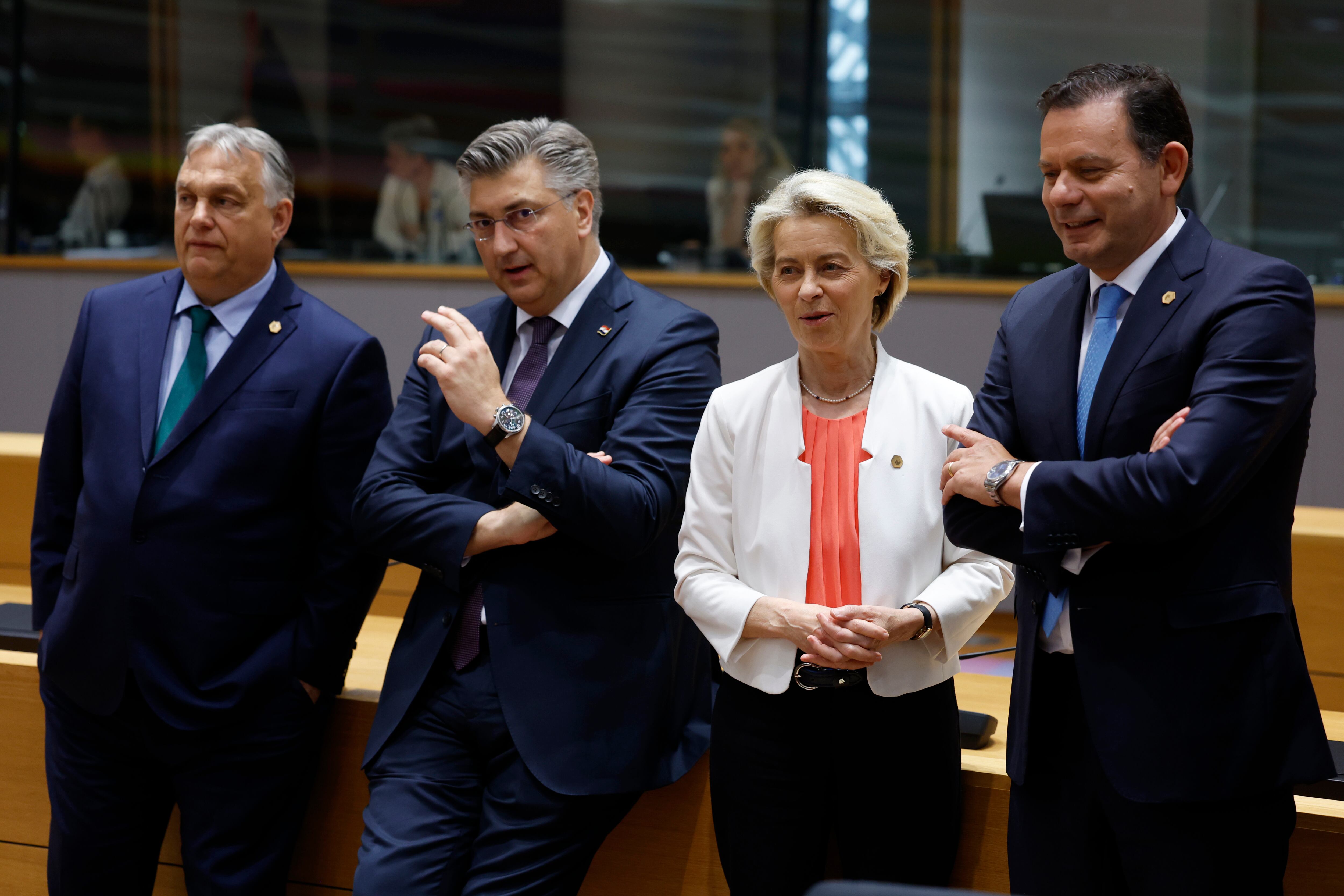 De izquierda a derecha, el primer ministro de Hungría, Viktor Orbán; el de Croacia, Andrej Plenkovic; la presidenta la Comisión Europea, Ursula von der Leyen; y el primer ministro de Portugal, Luís Montenegro, en Bruselas este lunes. 