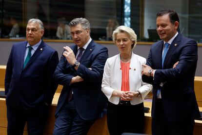 De izquierda a derecha, el primer ministro de Hungría, Viktor Orbán; el de Croacia, Andrej Plenkovic; la presidenta la Comisión Europea, Ursula von der Leyen; y el primer ministro de Portugal, Luís Montenegro, en Bruselas este lunes. 