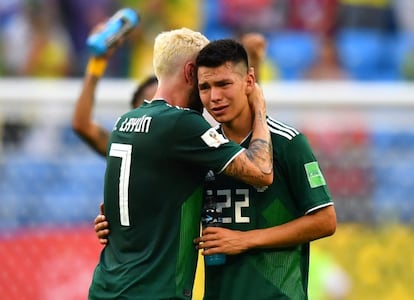 Hirving Lozano y Miguel Layun después del partido.