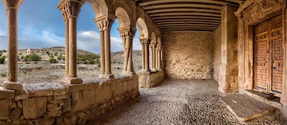 Caracena, encanto castellano. En la provincia de Soria esperan pueblos muy bonitos. Medinaceli, Burgo de Osma, Vinuesa, Yanguas, Calatañazor son, quizás, los más evidentes. Pero luego hay otros como Caracena, sencillo, fuera de las rutas turísticas y mucho menos conocido, que no ha perdido el encanto de la Castilla más recóndita. De su época medieval conserva dos iglesias románicas: la de Santa María de la Asunción y la de San Pedro Apóstol, declarada Monumento Histórico Artístico Nacional en 1935. El castillo, en lo alto de un cerro, es uno de los mejor preservados de la provincia. En el centro de su plaza Mayor, donde estaba la cárcel, se alza un rollo —columna, generalmente hecha de piedra, que representaba la categoría administrativa de un lugar— de estilo barroco, fechado en 1738. En las afueras se encuentra la ermita de Nuestra Señora del Monte. Dentro de su término municipal figura el yacimiento de Los Tolmos, de la Edad del Bronce.