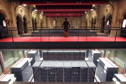 El supercomputador a la capella de la Universitat Politècnica de Barcelona.