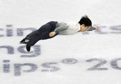 El surcoreano Lee June-hyoung realiza un ejercicio durante el Campeonato de los Cuatro Continentes de Patinaje Artístico sobre Hielo que se disputa en el Ice Arena de Gangneung (Corea del Sur).