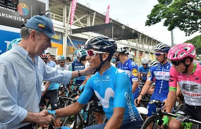 El presidente Santos, a la izquierda, saluda a Nairo Quintana antes de la salida de la carrera.